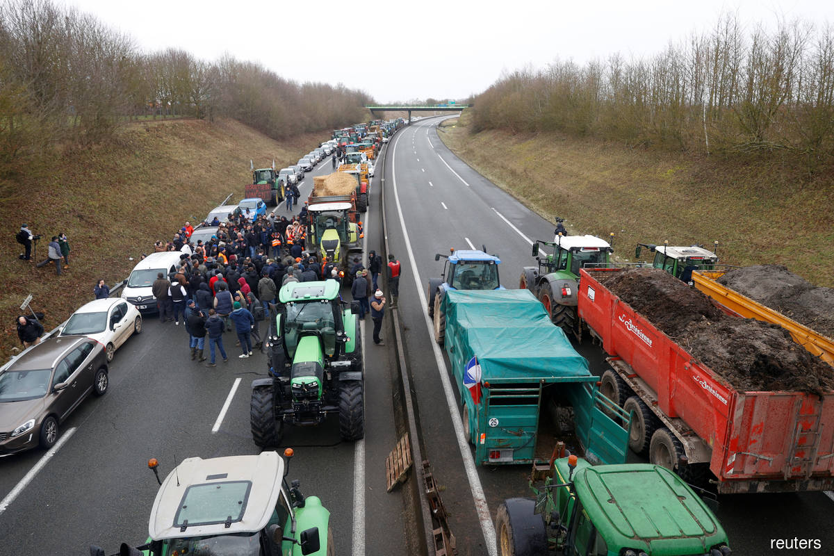 French farmers pile up pressure on government as protests spread across